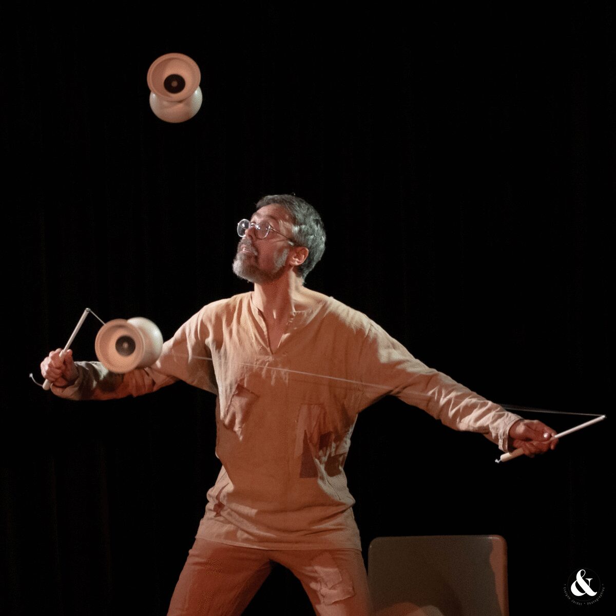 Affiche du spectacle Contes musicaux et histoires jonglées par Sylvain Michel